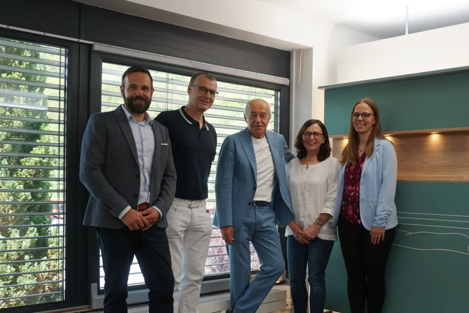 5 Personen die vor einen Medizinischen Versorgungseinheit stehen