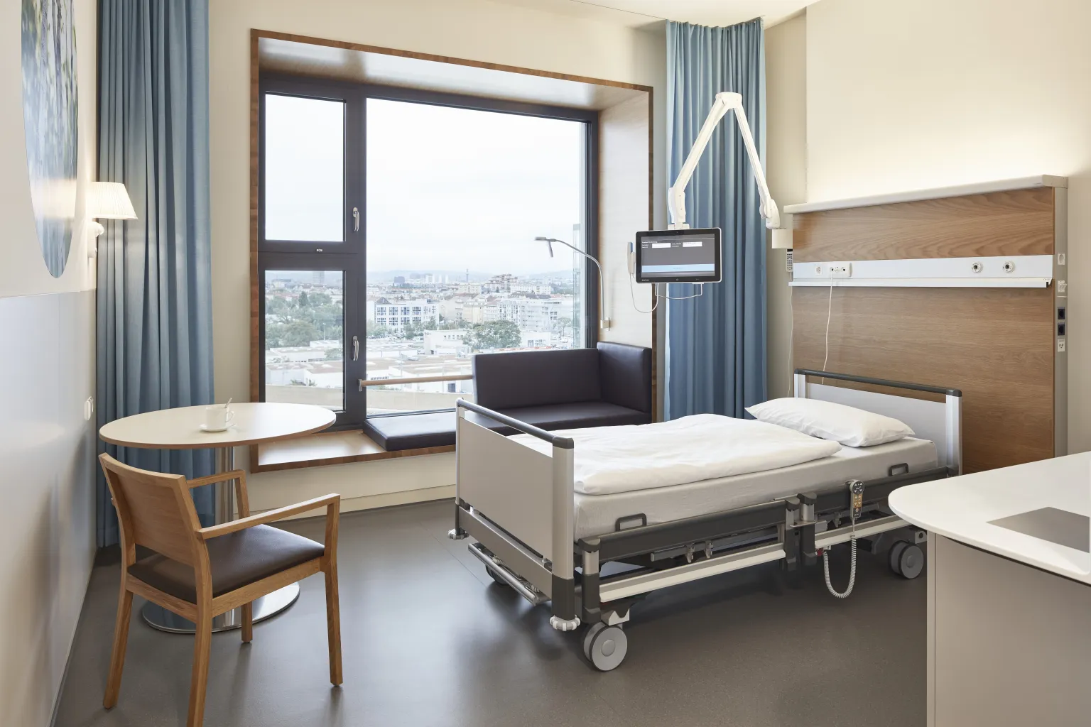 Im Hintergrund sieht man eine medizinische Vorwandversorgungseinheit in einem Patientenzimmer