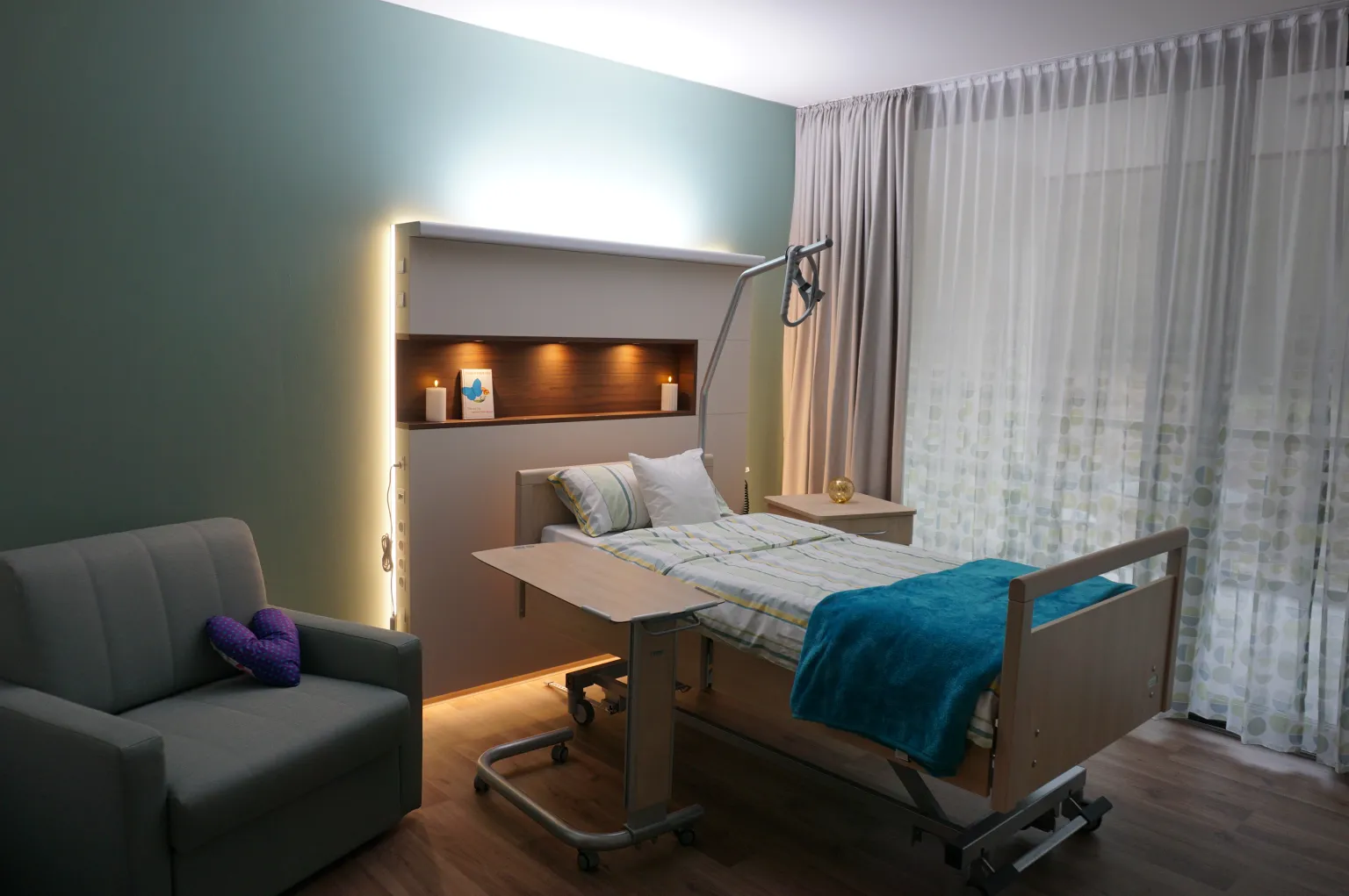 Im Hintergrund sieht man eine Versorgungswand aus einem Hospiz mit besonderen Lichtelementen