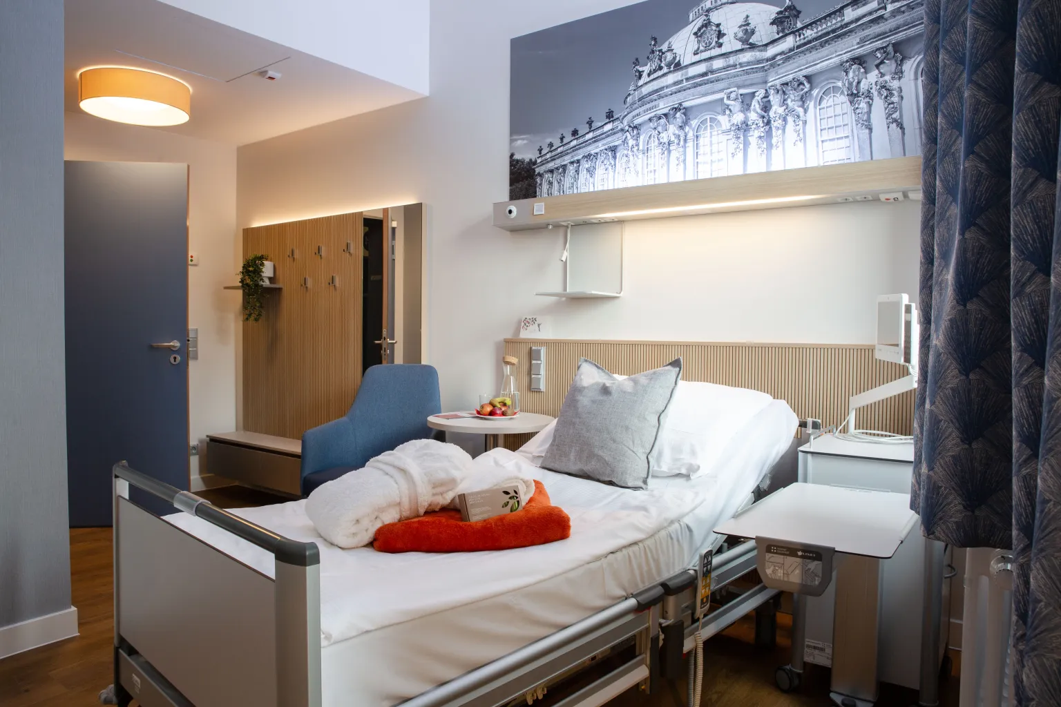 hochwertiges wohnliches Pflegezimmer mit eine medizinischen Versorgungseinheit