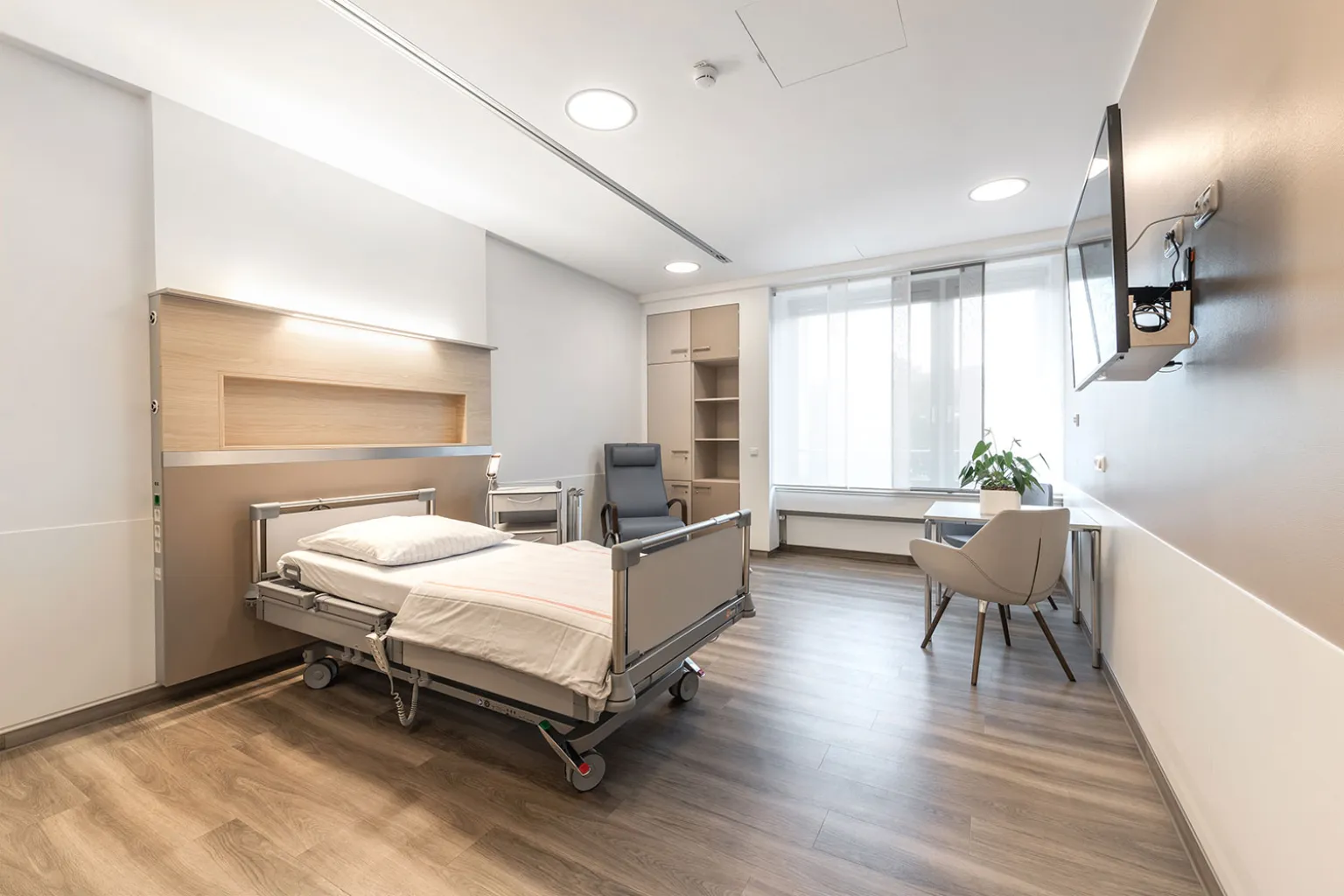 Modernes Patientenzimmer mit medizinischen Vorwandversorgungseinheit