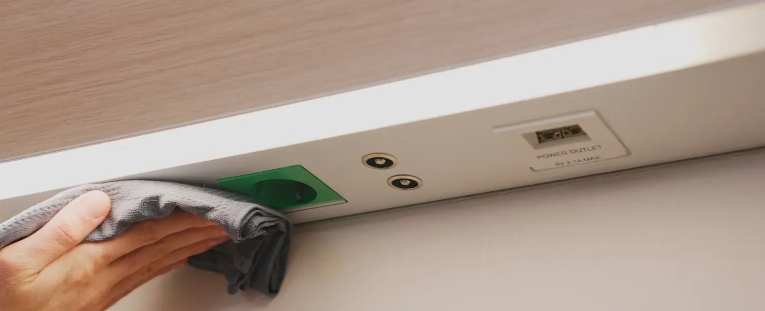 Eine Hand putzt eine Medizinische Versorgungseinheit