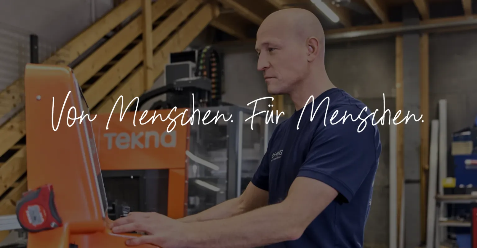 Mitarbeiter Steh an einer CNC Fräse