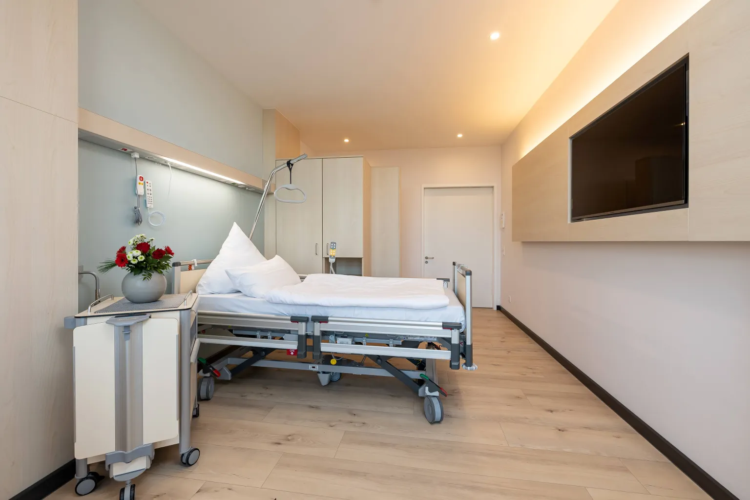 schönes modernes Patientenzimmer gut ausgeleuchtet